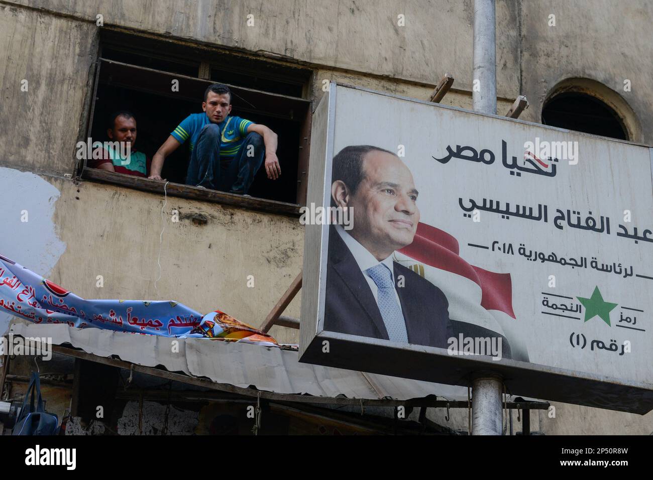 ÄGYPTEN, Kairo, Altstadt, Banner des Präsidenten und Armeegenerals Abdel Fatah El-Sisi im Gebäude Stockfoto