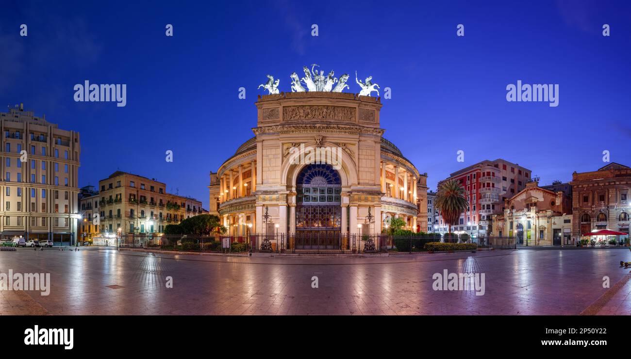 Palermo, Sizilien, Italien im Teatro Politeama und Platz in der Dämmerung. Stockfoto