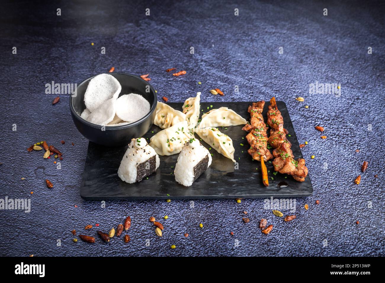 Chinesische Nudeln, Ravioli-Brochetten und frische sushis Stockfoto