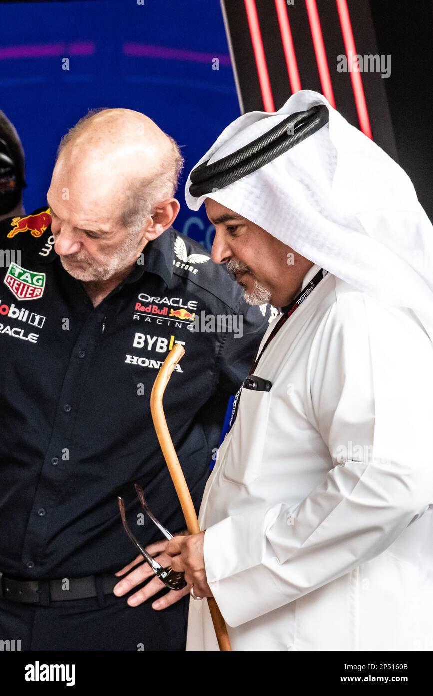 Sakhir, Bahrain. , . Weltmeisterschaft F1 2023. Bahrain GP. Prinz Salman bin Hamad Al Khalifa Kronprinz vom Königreich Bahrain, im Gespräch mit Adrian Newey in der Red Bull Garage. MANAMA, BAHRAIN, Sakhir Circuit, 5. März 2023: Während des Formel 1 Grand Prix in Bahrain auf der Bahrain International Circuit in der Nähe von Manama City in der Stadt Sakhir am 05. März. 2023. Formel 1 - F1 Motorsport, gebührenpflichtiges Bild, Foto und Copyright © Cristiano BARNI/ ATP images (BARNI Cristiano /ATP/SPP) Kredit: SPP Sport Press Photo. Alamy Live News Stockfoto