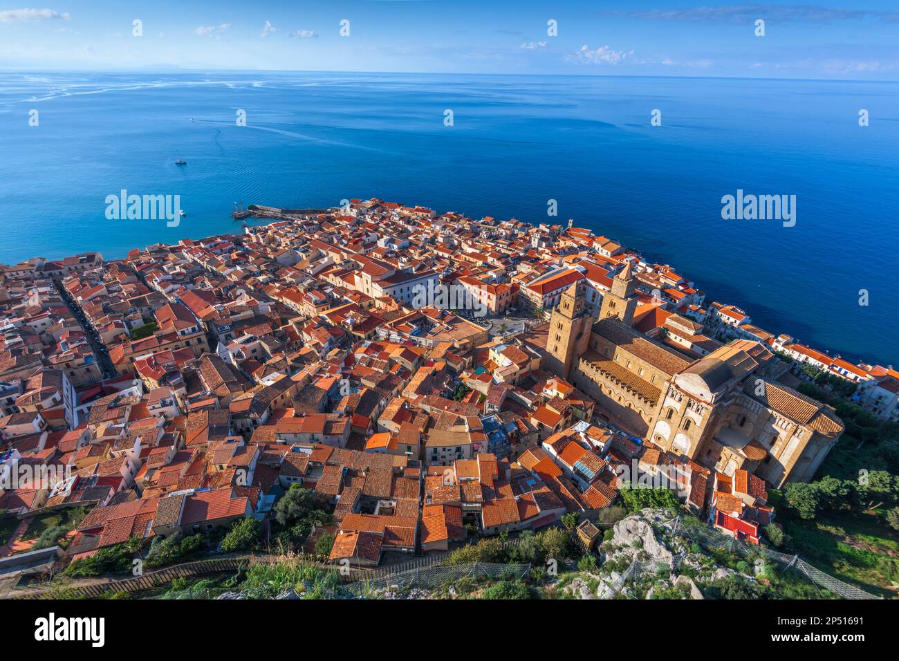 Cefalu, Sizilien, Italien von oben am Tyrrhenischen Meer. Stockfoto