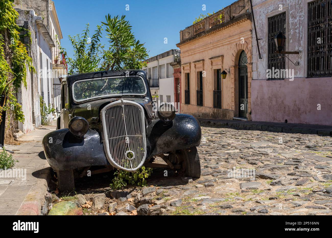 Altes Antikauto in der Kopfsteinpflasterstraße von Colonia del Sacramento in Uruguay Stockfoto