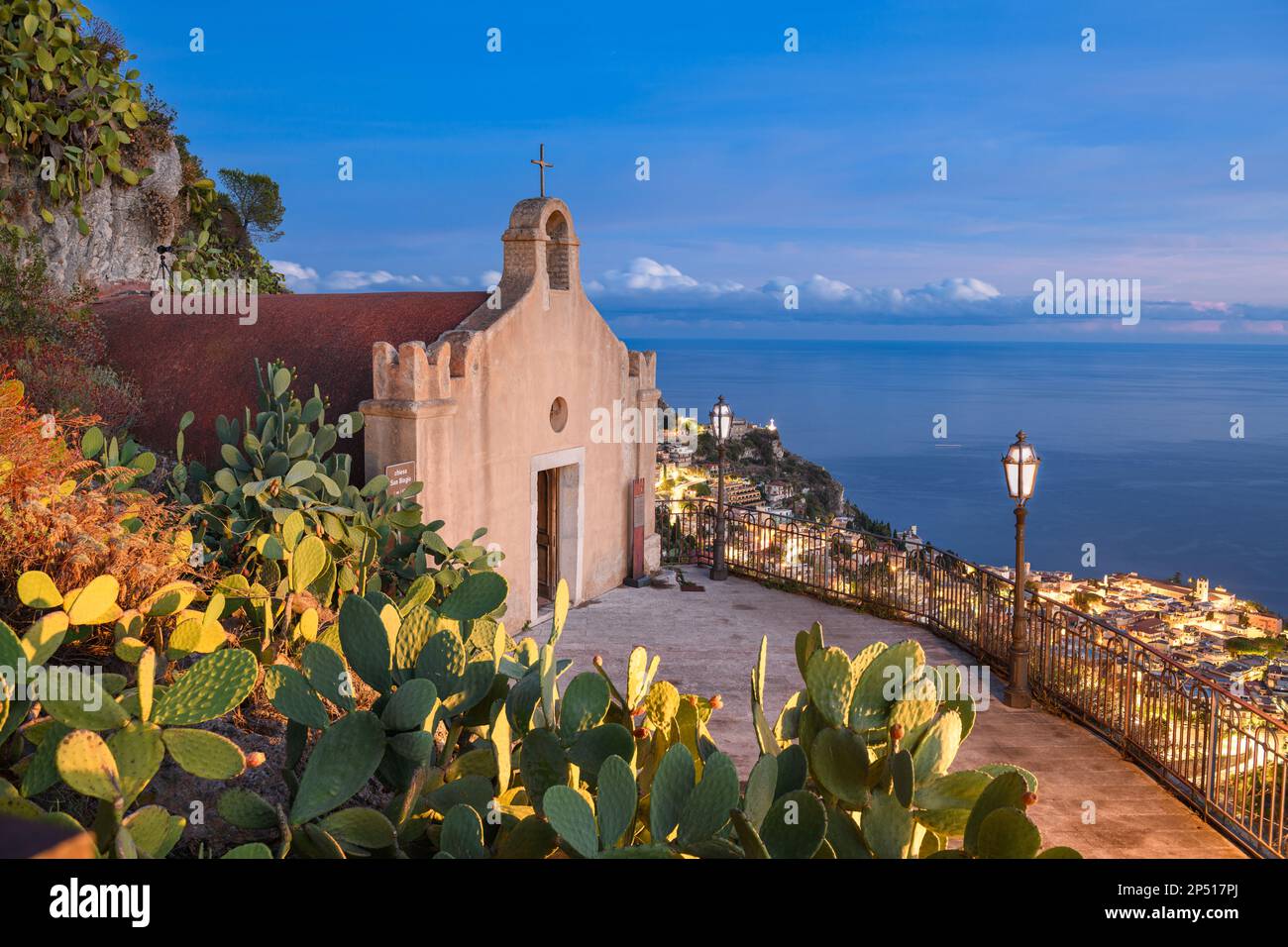 Taormina, Sizilien, Italien mit der antiken Kirche San Biagio in der Dämmerung. Stockfoto