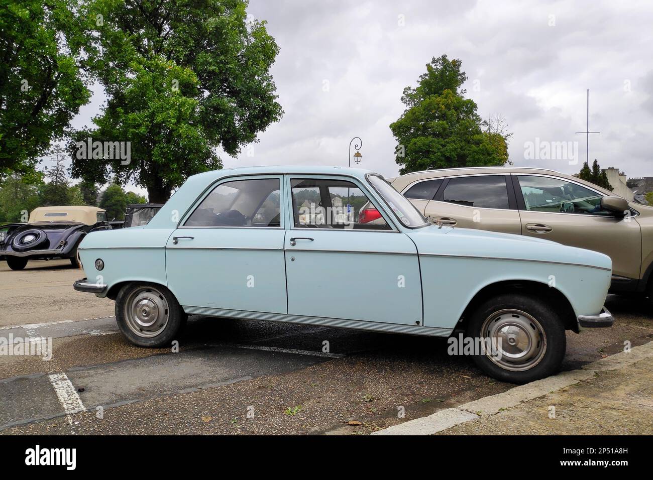 Huelgoat, Frankreich - September 09 2021: Der Peugeot 204 ist ein kleiner Familienwagen, der zwischen 1965 und 1976 vom französischen Hersteller Peugeot hergestellt wurde. Stockfoto