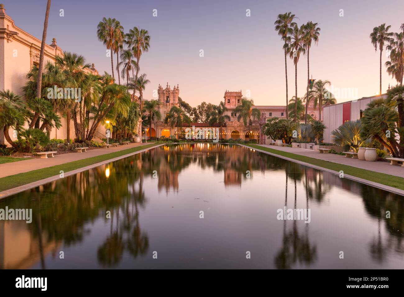 San Diego, Kalifornien, USA plaza Brunnen bei Nacht im Prado. Stockfoto