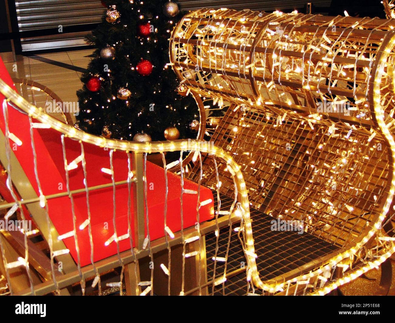 Weihnachtsdekorationen in einem Einkaufszentrum Stockfoto