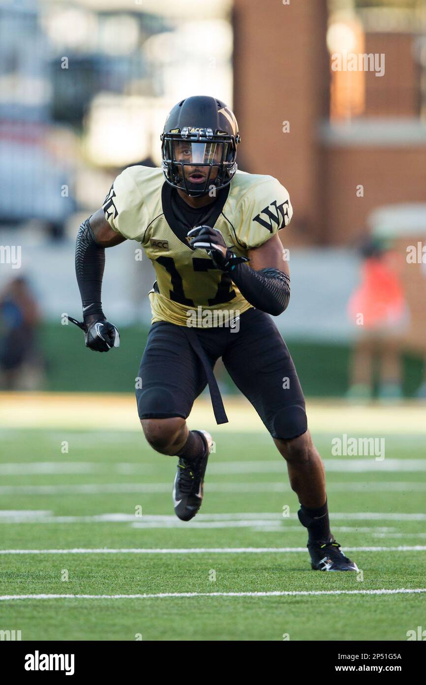 A.J. Marshall (17) of the Wake Forest Demon Deacons on defense during second half action against the North Carolina State Wolfpack at BB&T Field on October 5, 2013 in Winston-Salem, North Carolina. The Demon Deacons defeated the Wolfpack 28-13. (Brian Westerholt/Four Seam Images via AP Images) Stockfoto