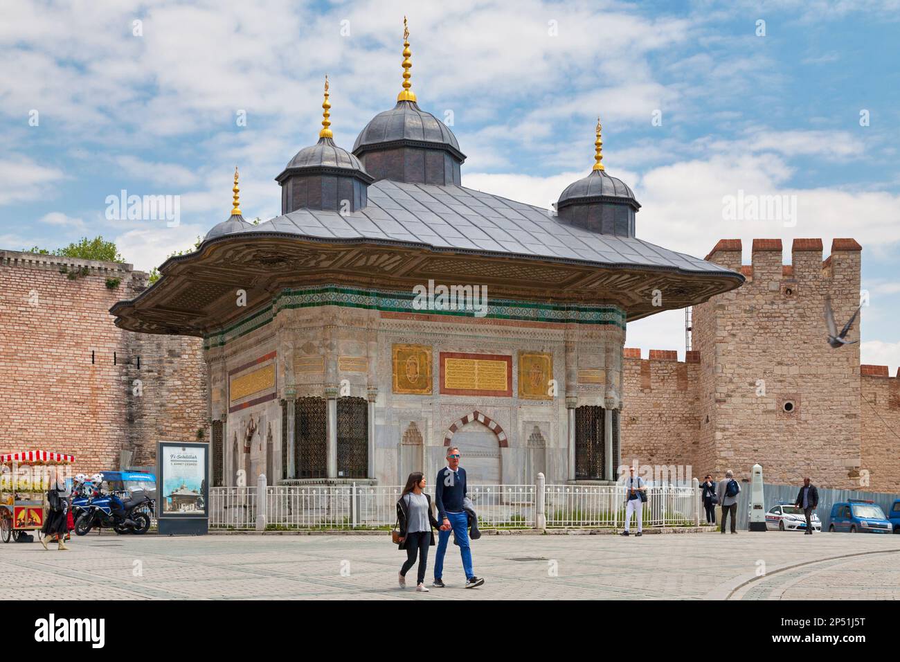 Istanbul, Türkei - Mai 09 2019: Der Brunnen von Sultan Ahmed III. Ist ein Brunnen in einem türkischen Rokoko-Bauwerk auf dem großen Platz vor dem Imper Stockfoto