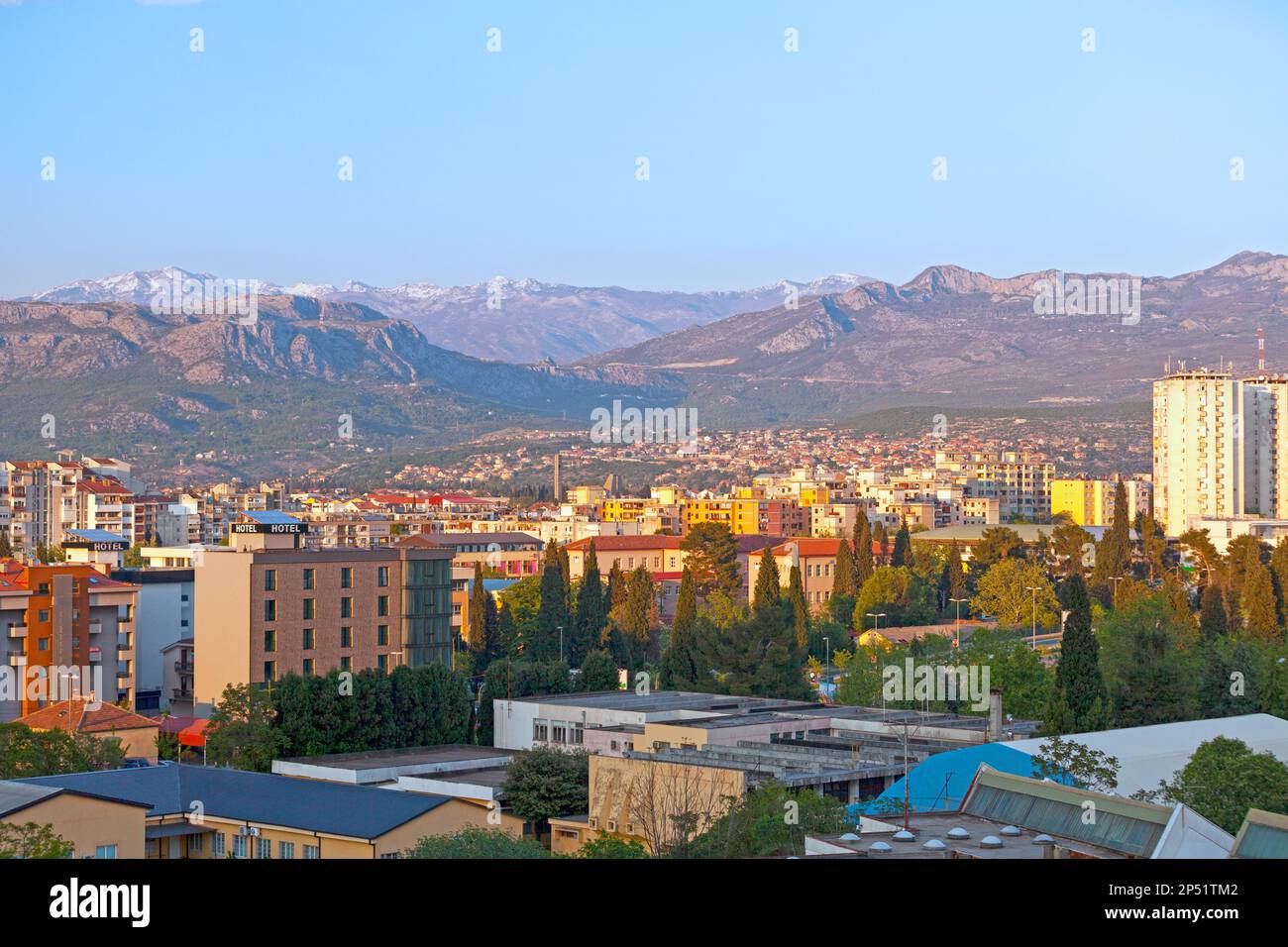 Podgorica, Montenegro - April 20 2019: Die Hauptstadt am Fuße der Dinarischen Alpen. Stockfoto