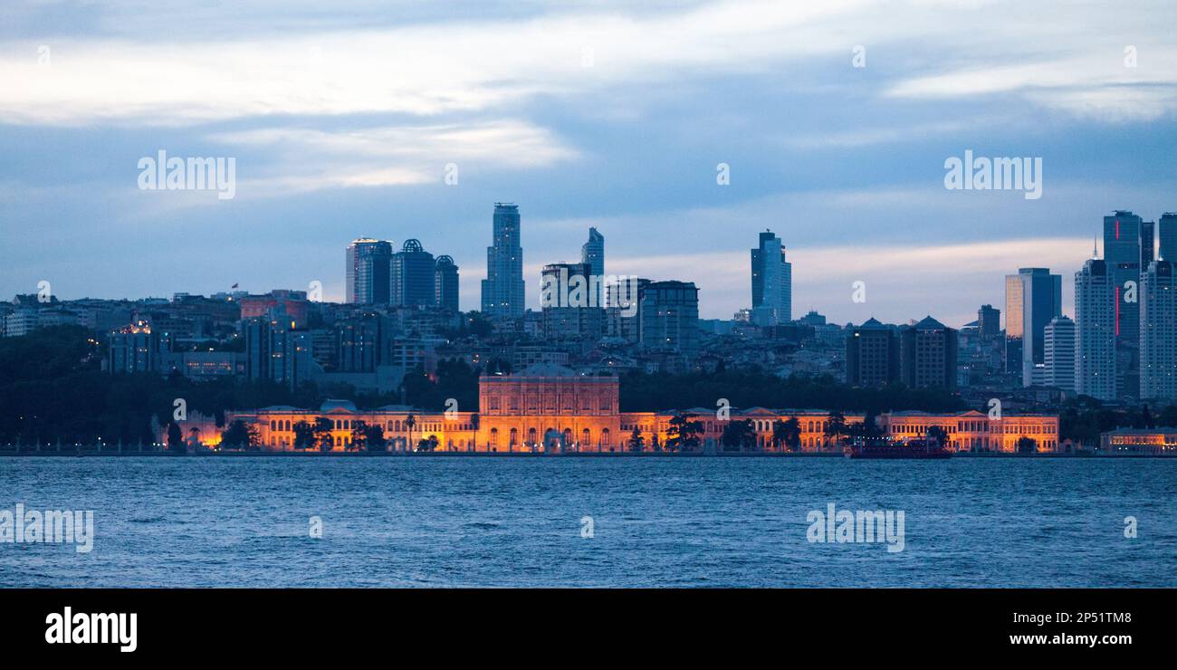 Istanbul, Türkei - Mai 12 2019: Der Dolmabahce-Palast (Türkisch: Dolmabahce Sarayı) befindet sich im Beşiktaş-Viertel an der europäischen Küste der Stra Stockfoto
