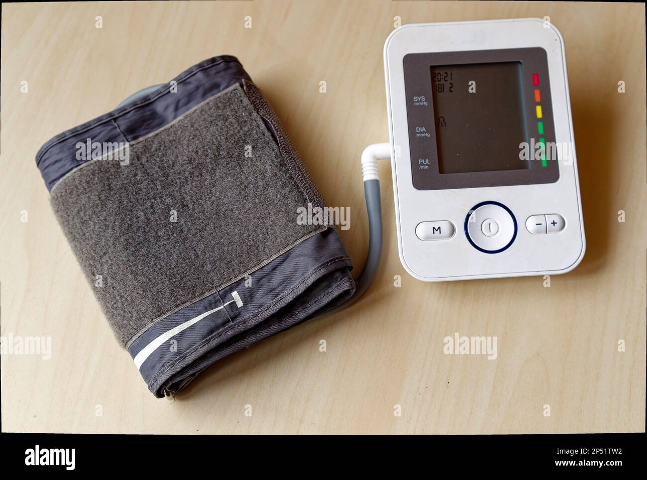 Medizinprodukte: Blutdruckmessgerät zur Messung am Oberarm Stockfoto