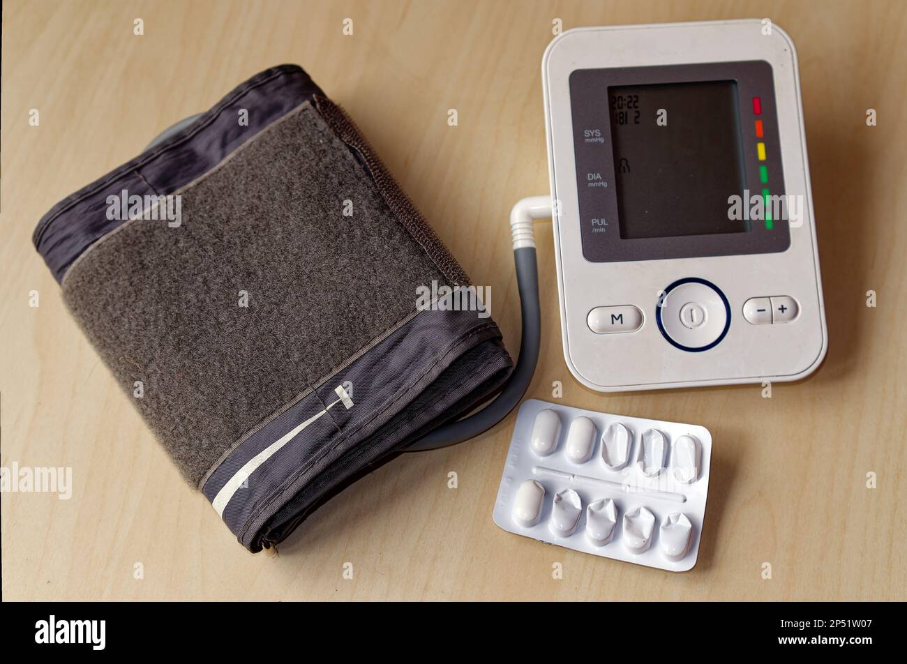 Medizinprodukte: Blutdruckmessgerät zur Messung am Oberarm und an Tabletten Stockfoto