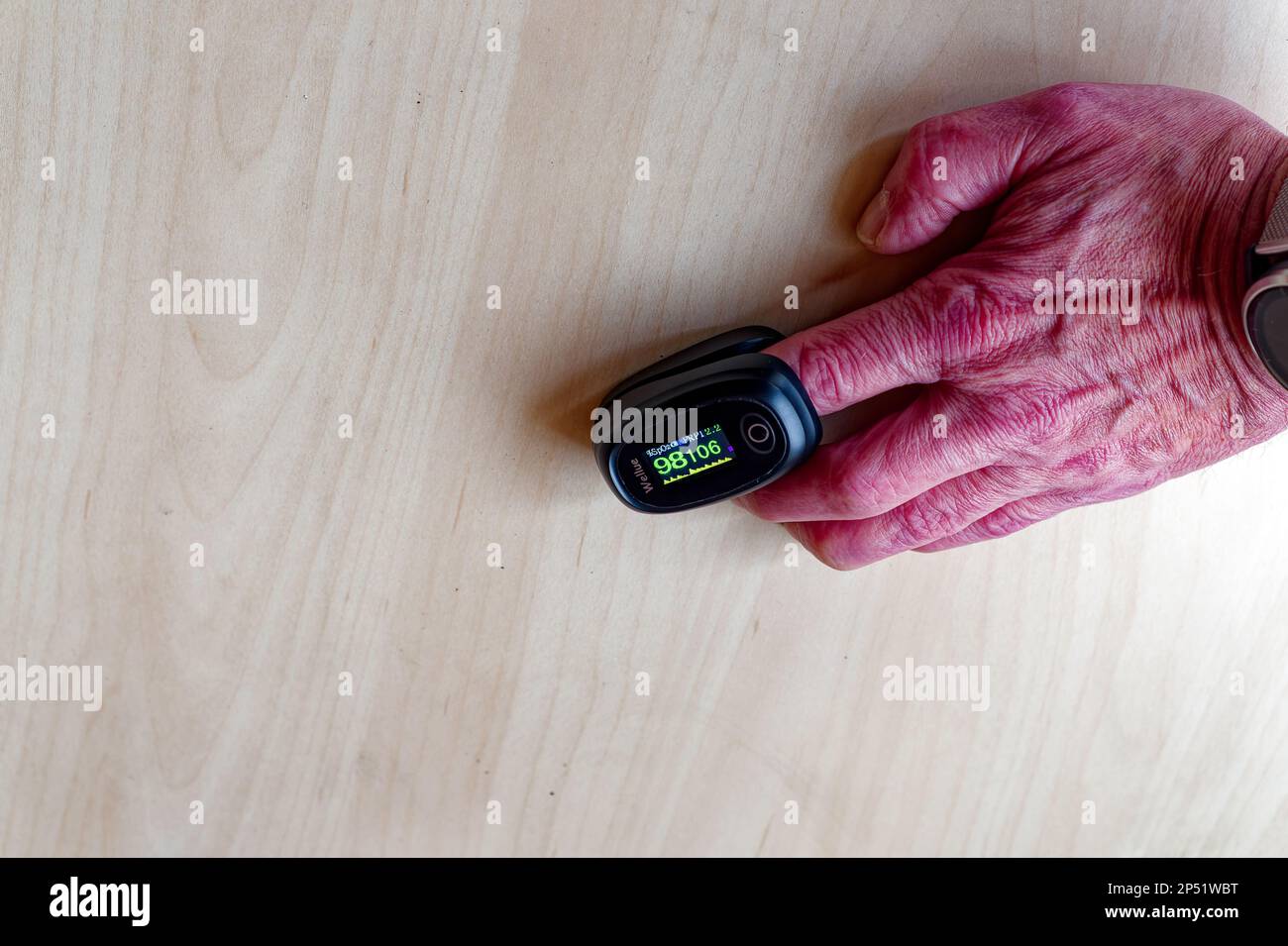 Medizinische Geräte: Pulsoxymeter zur Messung der Sauerstoffsättigung und des Pulses am Finger Stockfoto