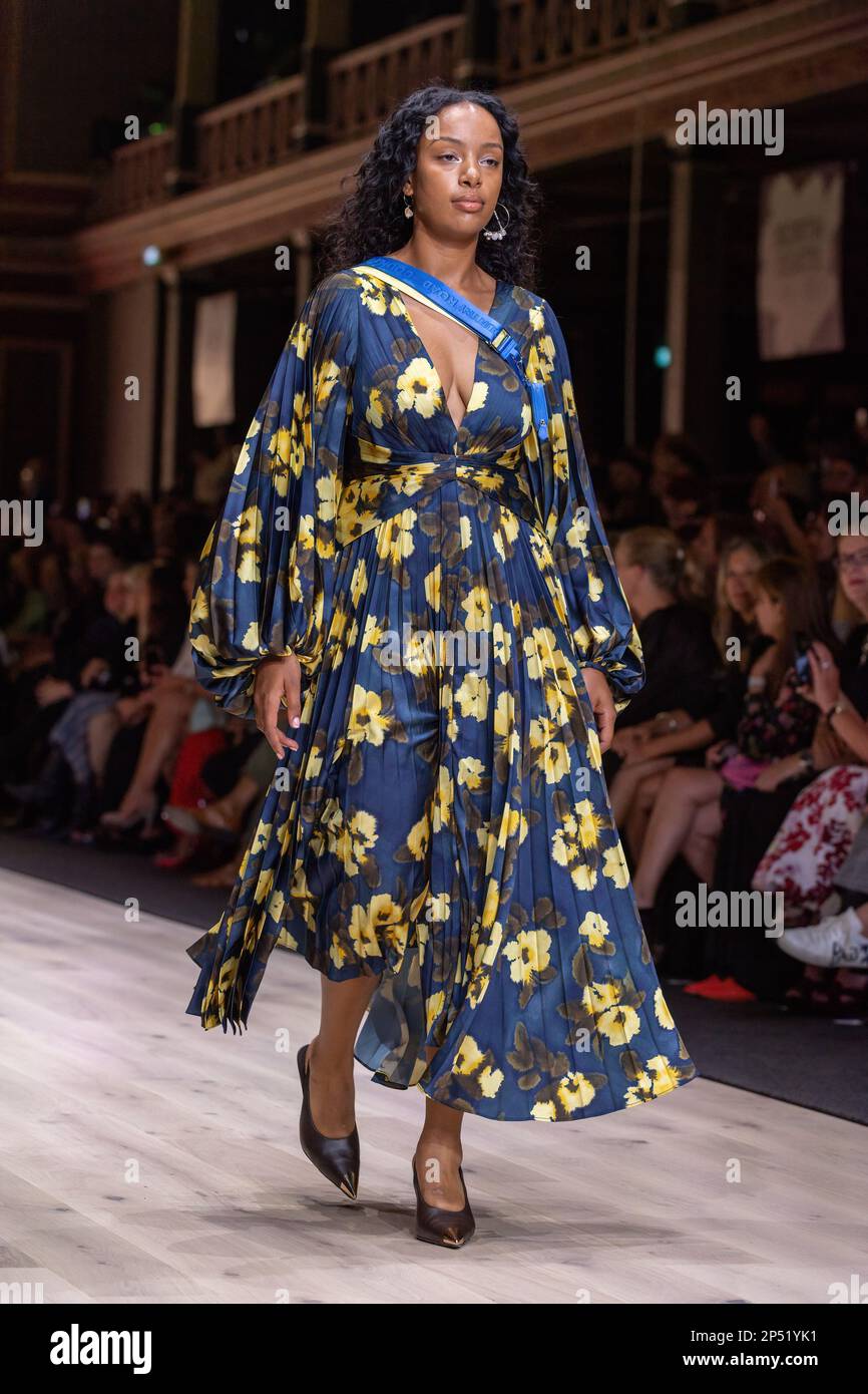 Melbourne, Australien, 06/03/2023, Ein von Acler gekleidetes Modell geht auf der Utopia Runway Show über die Landebahn und präsentiert das Beste australischer Mode im Rahmen des Melbourne Fashion Festivals im Royal Exhibition Building in Carlton, Melbourne. Australische Designer stehen im Mittelpunkt der ersten Show des Melbourne Fashion Festivals, Utopia. Das Royal Exhibition Building in Carlton ist der Veranstaltungsort für dieses australische Angebot mit Designern wie Aje, Nevenka, Acler, Van der Kooij, Ginger & Smart, Leo Lin und Maara Kollektiv. Diese Designer werden ihre einzigartigen Styles und Cutti präsentieren Stockfoto
