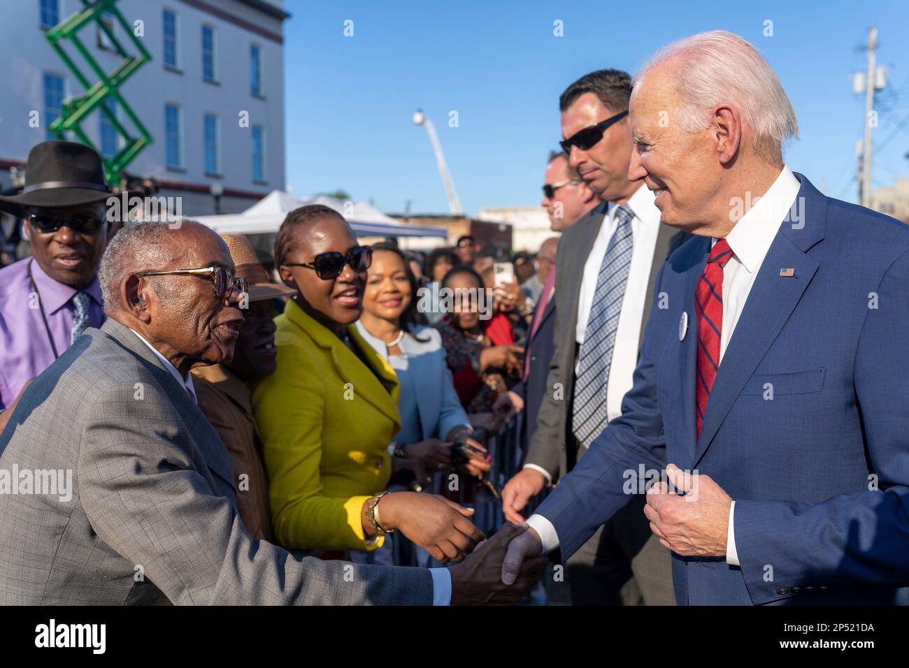 Selma, Vereinigte Staaten Von Amerika. 05. März 2023. Selma, Vereinigte Staaten von Amerika. 05. März 2023. US-Präsident Joe Biden begrüßt Aktivisten, nachdem er die Edmund Pettus Bridge überquert hat, um den 58. Jahrestag des Bloody Sunday Civil Rights Event am 5. März 2023 in Selma, Alabama, zu feiern. Kredit: Adam Schultz/White House Photo/Alamy Live News Stockfoto