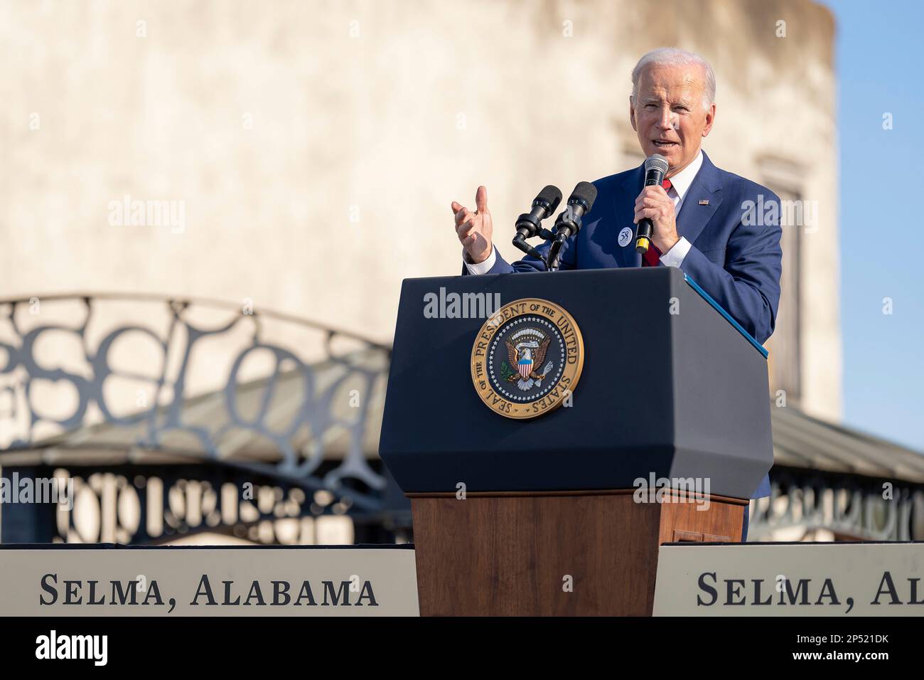 Selma, Vereinigte Staaten Von Amerika. 06. März 2023. Selma, Vereinigte Staaten von Amerika. 06. März 2023. US-Präsident Joe Biden spricht über die Edmund Pettus Bridge anlässlich des 58. Jahrestages des Bloody Sunday Civil Rights Event, 5. März 2023 in Selma, Alabama. Kredit: Adam Schultz/White House Photo/Alamy Live News Stockfoto