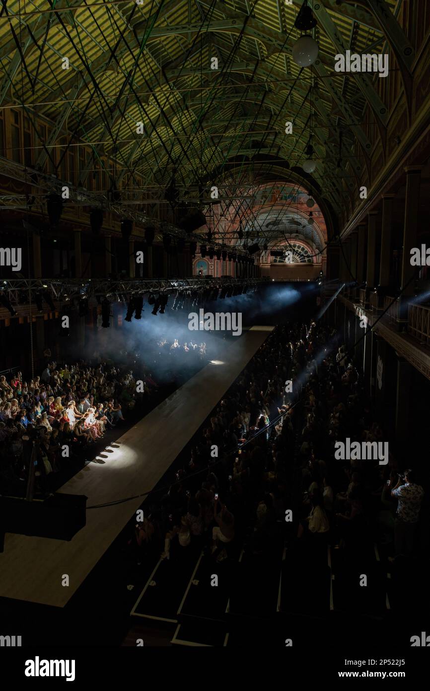 Die Lichter auf der Landebahn werden schwächer, wenn das Finale der Utopia Runway Show ansteht und das Beste australischer Mode im Rahmen des Melbourne Fashion Festivals im Royal Exhibition Building in Carlton, Melbourne, präsentiert wird. Australische Designer stehen im Mittelpunkt der ersten Show des Melbourne Fashion Festivals, Utopia. Das Royal Exhibition Building in Carlton ist der Veranstaltungsort für dieses australische Angebot mit Designern wie Aje, Nevenka, Acler, Van der Kooij, Ginger & Smart, Leo Lin und Maara Kollektiv. Diese Designer werden ihre einzigartigen Styles und topaktuellen Moden präsentieren Stockfoto