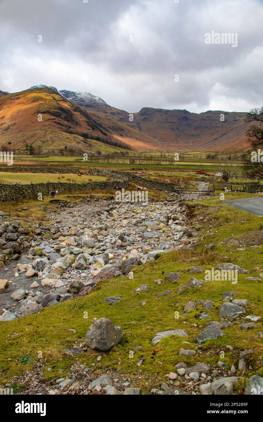 Wunderschöne Landschaft von Bowfell, Blick auf das Mickleden Valley, in der Nähe von Great Langdale, Lake District National Park, Cumbria, Großbritannien (UK) Stockfoto