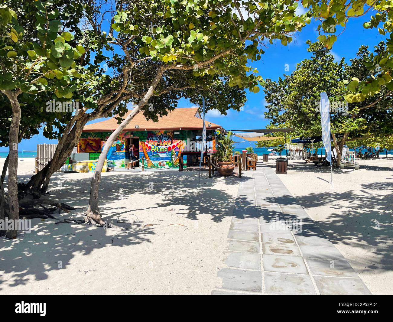 Eagle Beach, Oranjestad, Aruba - 10. März 2022. Die Coco Loco Beach Bar am Eagle Beach Stockfoto