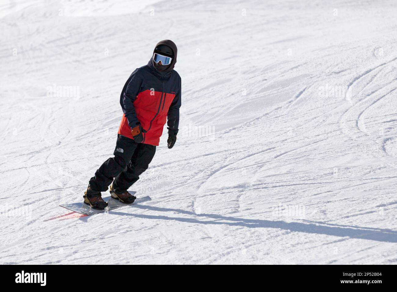 Pas de la Casa, Andorra, Dezember 02 2019: Ein Snowboarder auf der Skipiste von Grandvalira, dem größten Skigebiet in den Pyrenäen und Südeuropa. Stockfoto