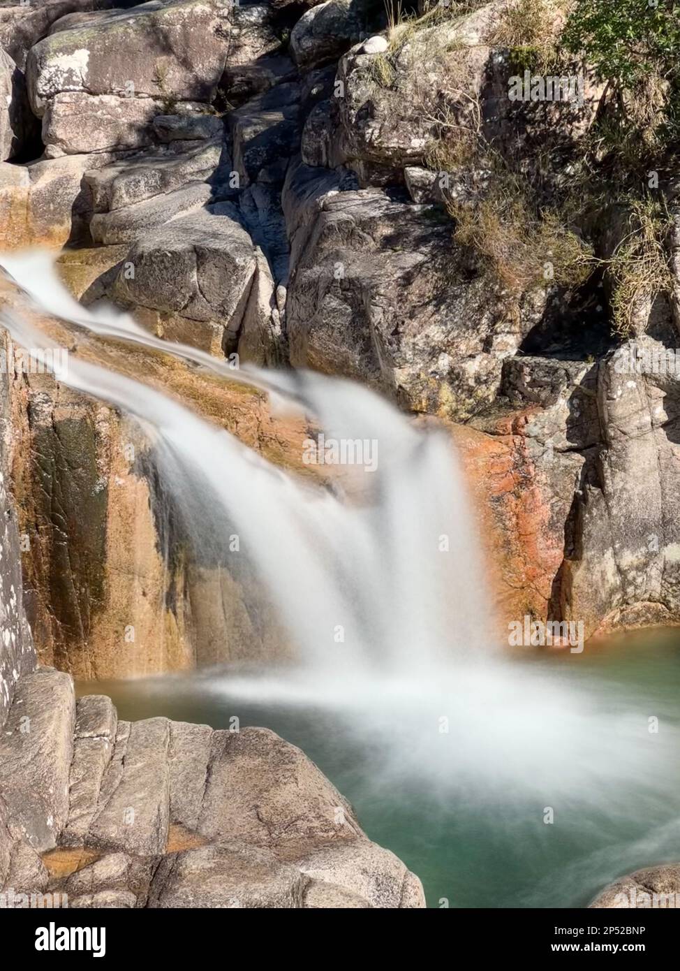 Cascata do Tahiti ist auch bekannt als Fecha das Barjas und ist ein Wasserfall mit mehreren natürlichen Pools, in denen Sie schwimmen können. Es befindet sich in der Peneda Gêre Stockfoto