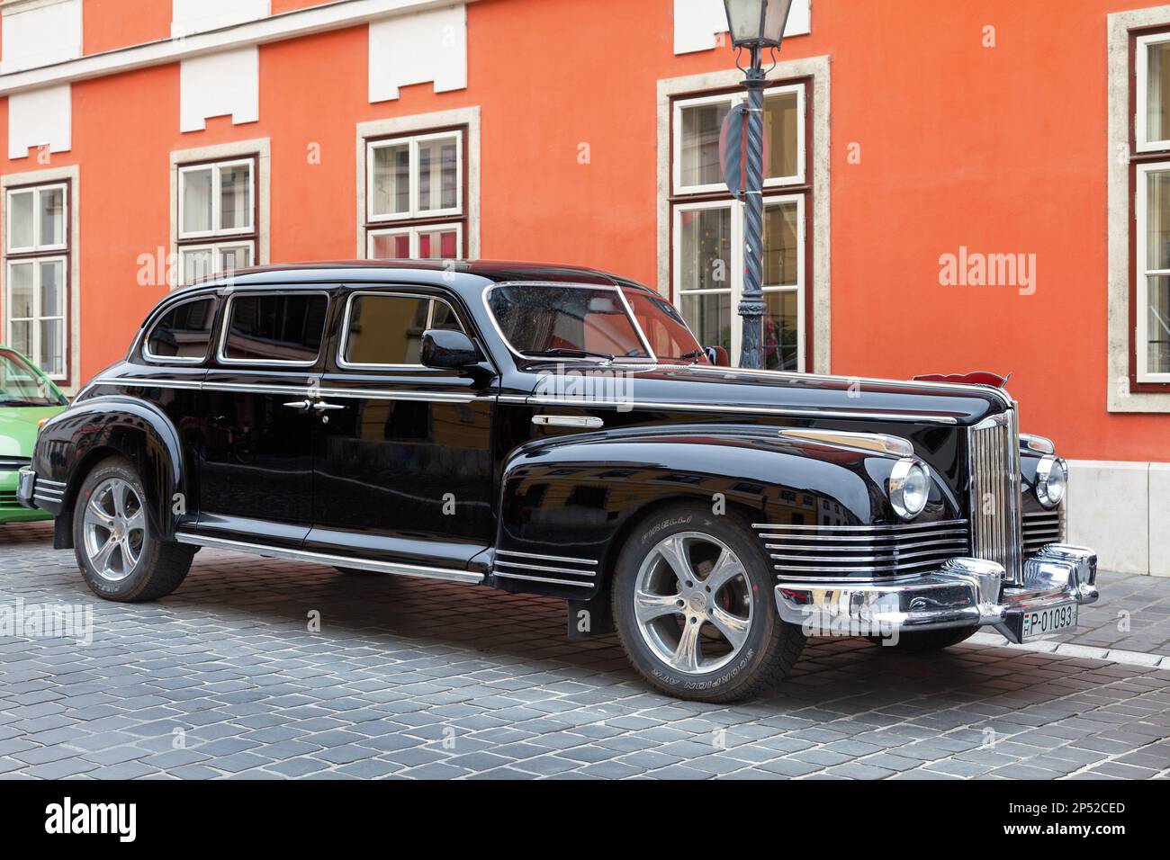 Budapest, Tschechische Republik - Juni 22 2018: Ein Luxusauto ZIS-110 parkt in einer Straße des Schlosshügels. Die Produktion begann 1946 in Moskau und endete 12 Jahre Stockfoto