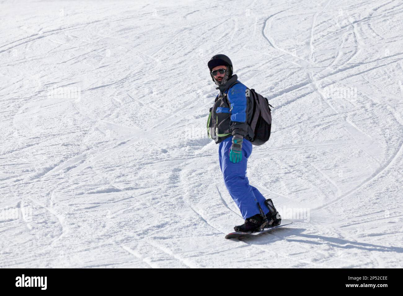 Pas de la Casa, Andorra, Dezember 02 2019: Ein Snowboarder auf dem Abhang von Grandvalira, dem größten Skigebiet in den Pyrenäen und Südeuropa. Stockfoto