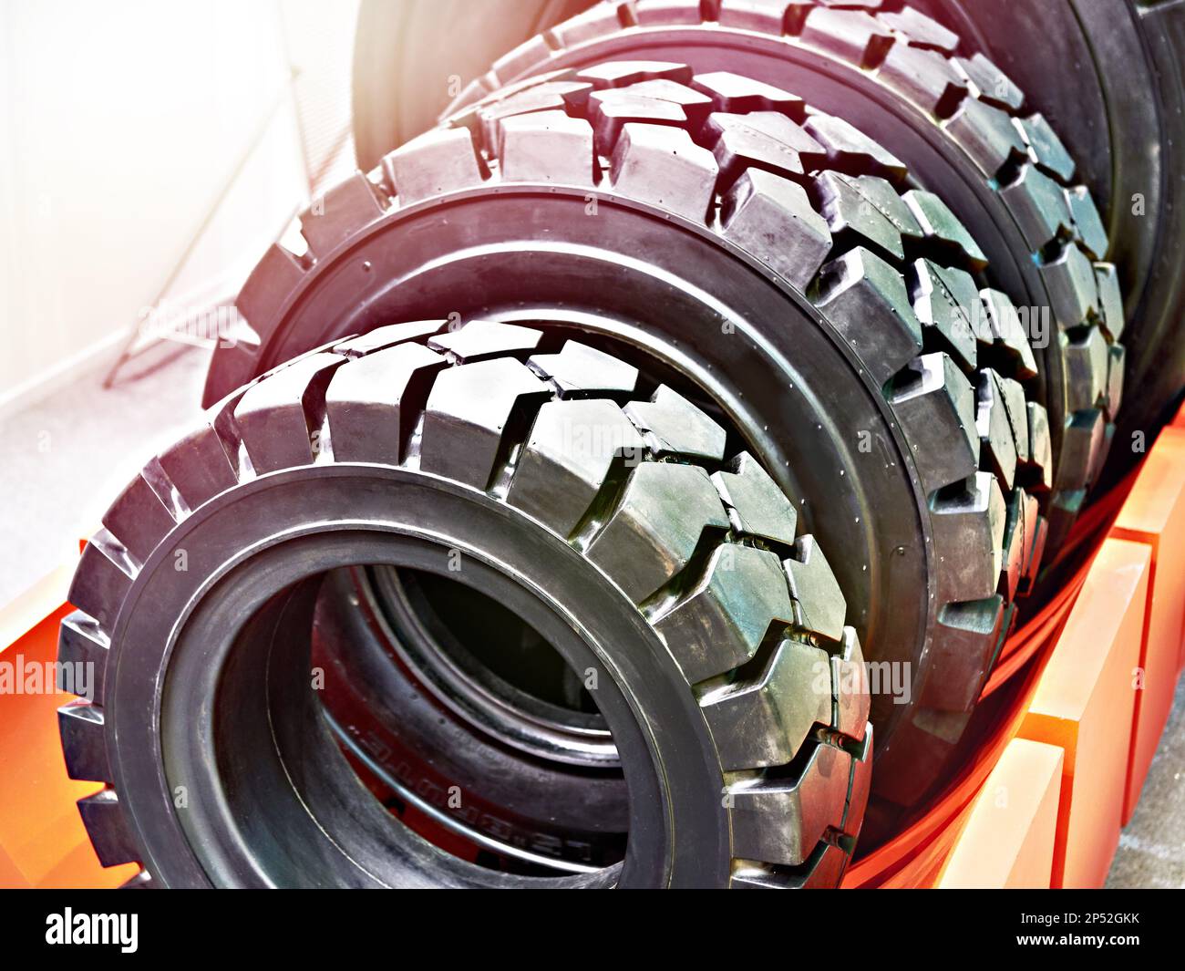 Reifen mit unterschiedlichen Größen für Traktoren, die in der STORE Stockfoto