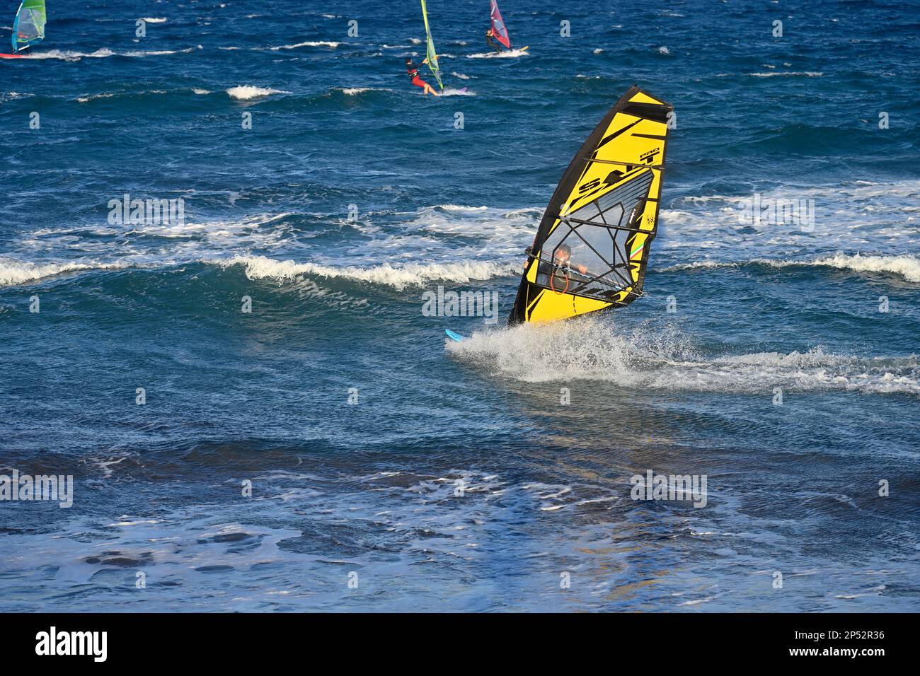 Windsurfer segeln auf dem Meer am Strand in Pozo Izquierdo, Gran Canaria Stockfoto