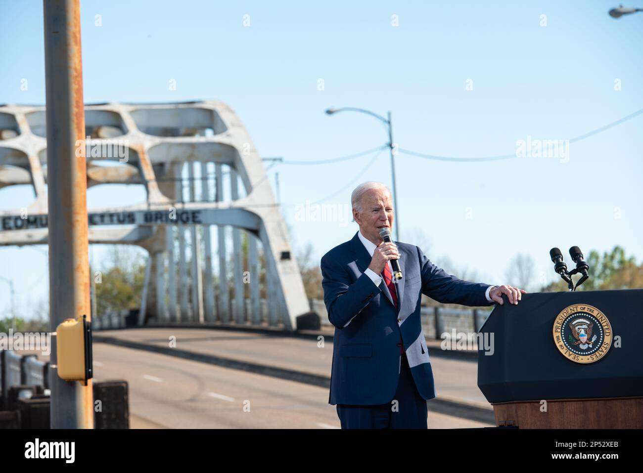 Selma, AL, USA. 5. März 2023. US-Präsident Joe Biden spricht vor der Menge, die sich am 5. März 2023 in Selma, Alabama, zum 58. Jahrestag des blutigen Sonntags versammelt hat. Kredit: Andi Rice/Cnp/Media Punch/Alamy Live News Stockfoto