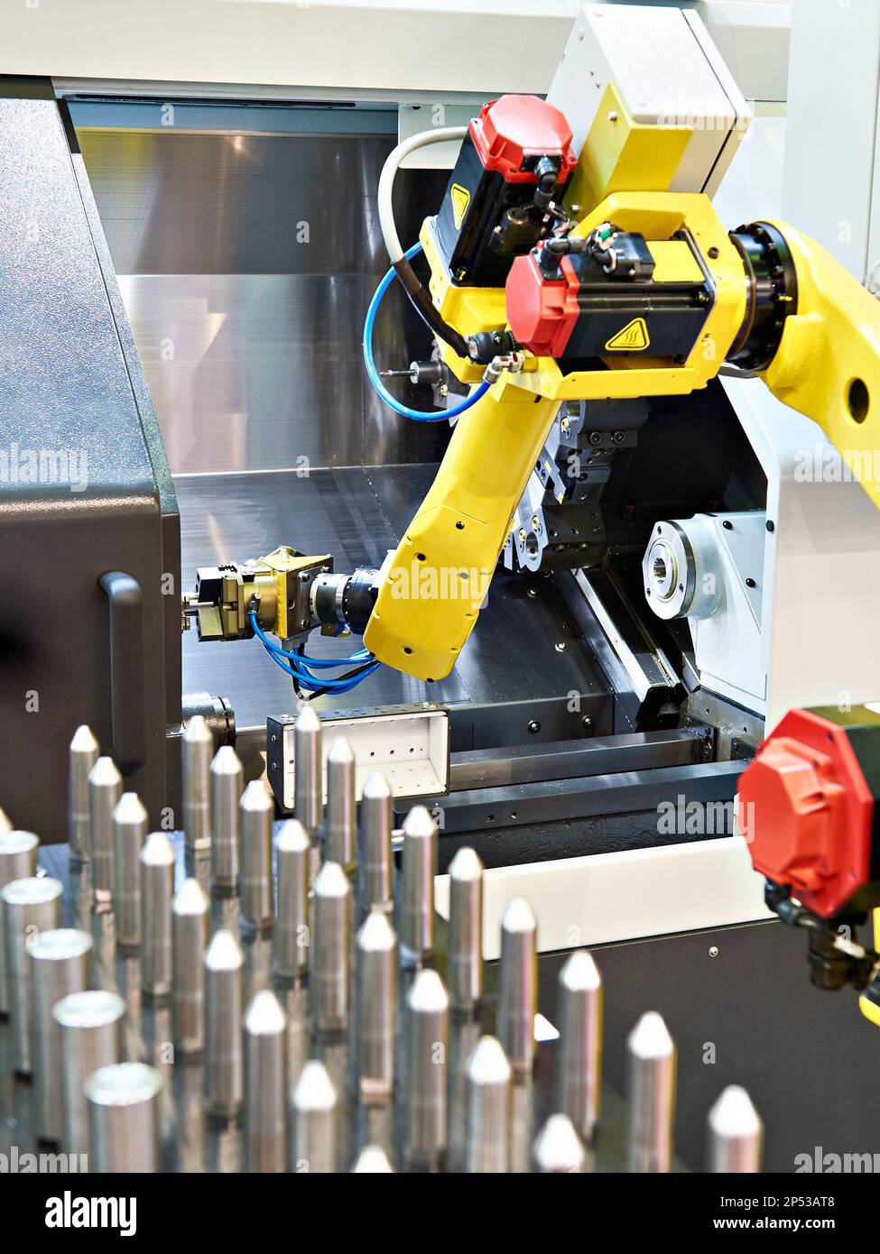 Roboterarm und cnc-Drehmaschine Stockfoto