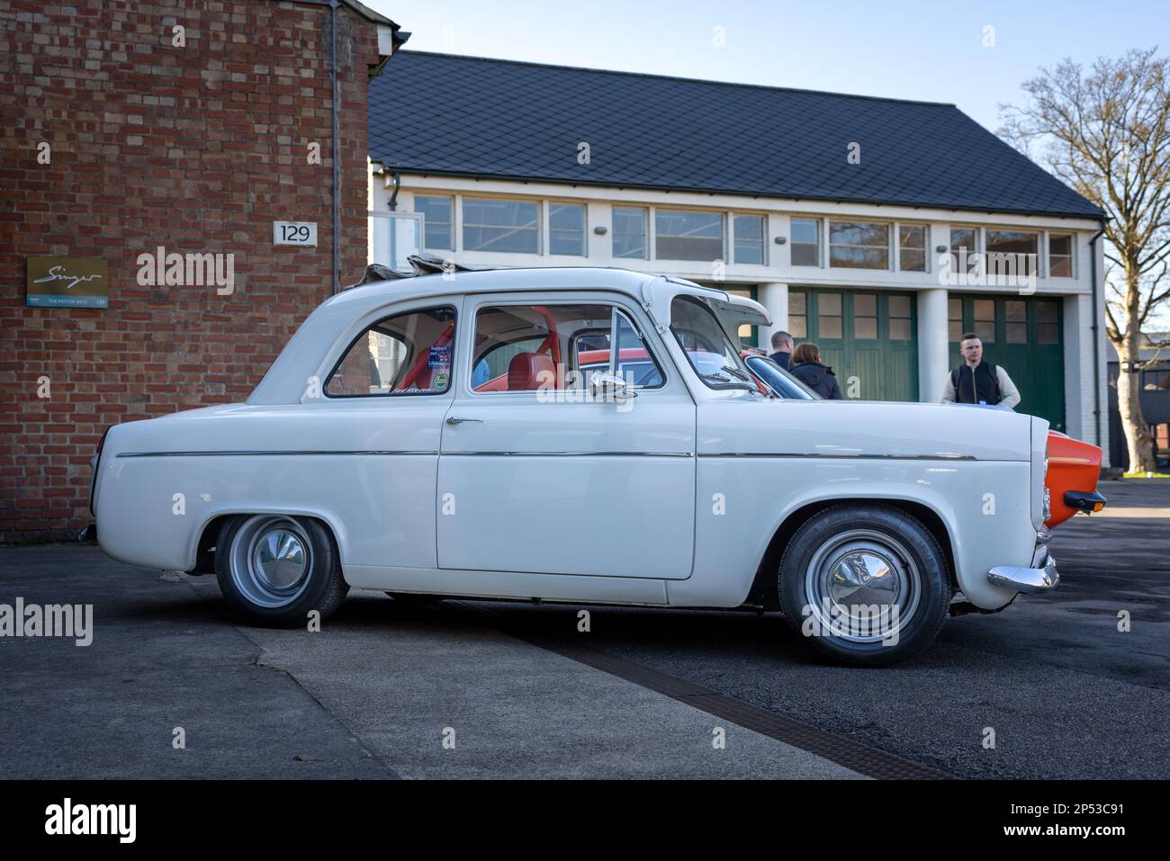 1961 Ford Popular „731CXC“ wird auf der Ford-Versammlung ausgestellt, die am 26. Februar 2023 im Bicester Heritage Centre stattfand. Stockfoto