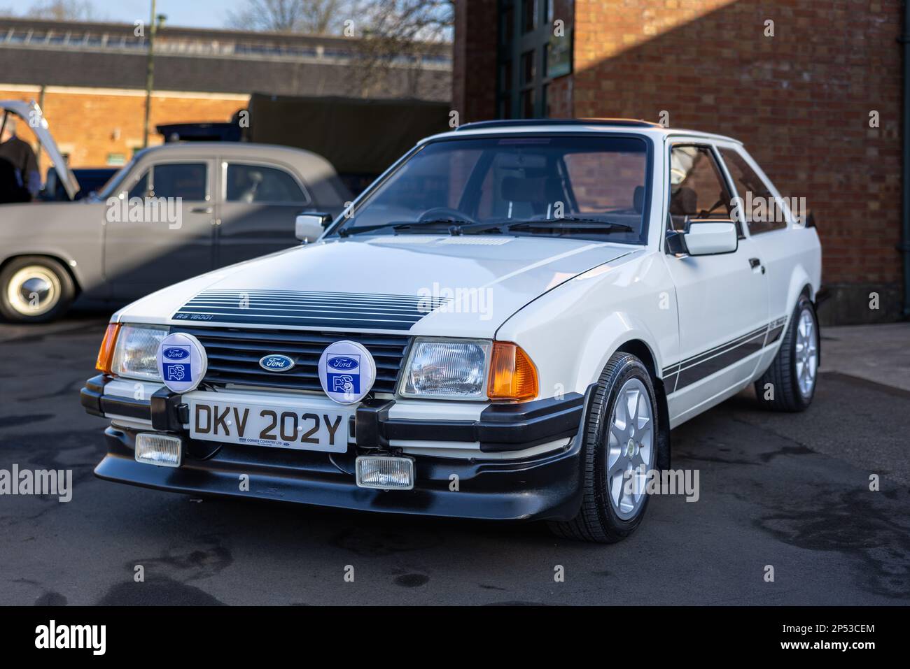 1983 Ford Escort RS 1600i, ausgestellt auf der Ford-Versammlung am 26. Februar 2023 im Bicester Heritage Centre. Stockfoto