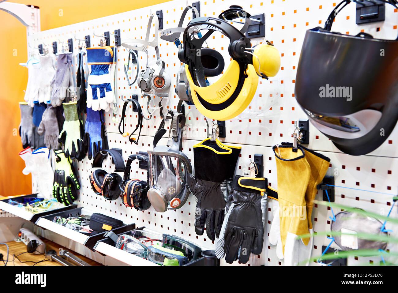Arbeitsschutzkleidung – Handschuhe, Schutzbrille, Atemschutzmaske und Masken Stockfoto