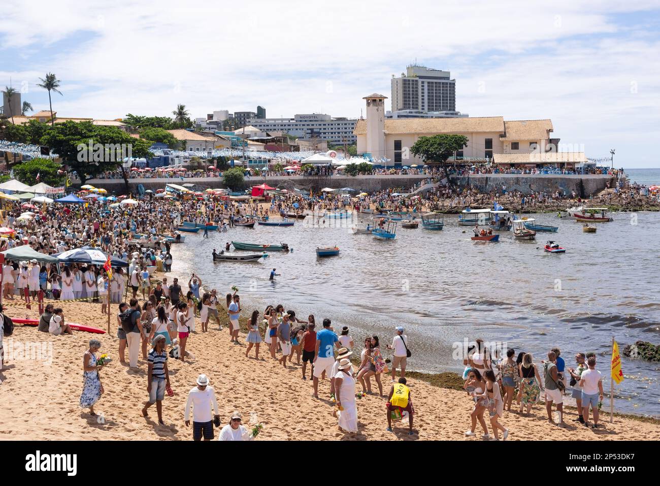 Salvador, Bahia, Brasilien - 02. Februar 2023: Tausende von Menschen sind am Strand und bieten Yemanja am Rio Vermelho Strand in Salvador Geschenke an. Stockfoto