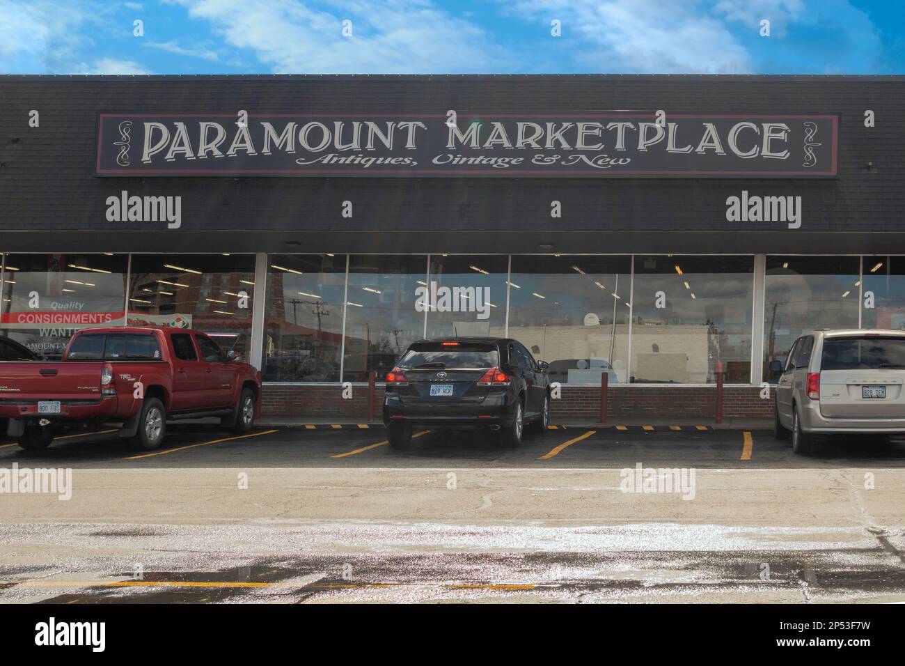 Paramount Antiquitätengeschäft, das Antiquitäten, Oldtimer-, Sammlerstücke- und Flohmarkt-Artikel in Wichita, Kansas, USA, verkauft. Außen vorn. Stockfoto