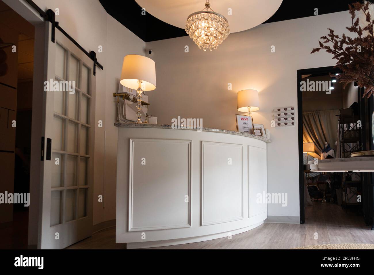 Innen- und Rezeptionstresen des BeautyDot Spa in Wichita, Kansas, USA. Stockfoto