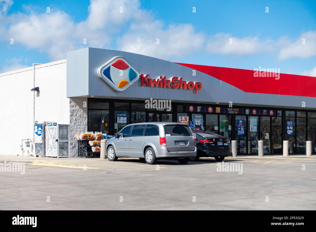 Außenansicht eines Quik Shop-Gemischtwarengeschäfts in Wichita, Kansas, USA. Stockfoto