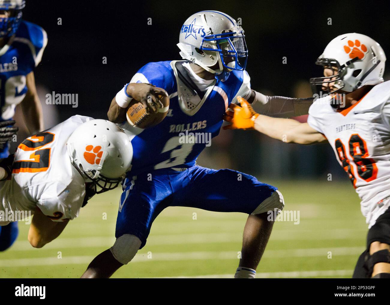 Steel-High quarterback James Warren breaks free from Drew Shepley of East Pennsboro and scampers for a touchdown during the second quarter at Steel-High Field. The Rollers beat the Panthers, 21-14 in overtime. (AP Photo/PennLive.com, Joe Hermitt) Stockfoto