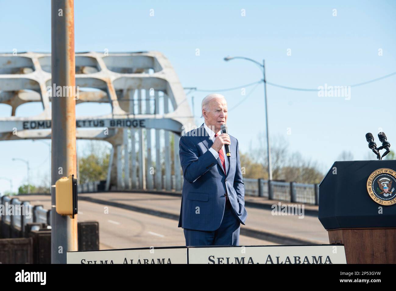 Selma, Alabama. 5. März 2023. SELMA, AL - MÄRZ 5: US-Präsident Joe Biden spricht vor der Menge, die sich am 5. März 2023 in Selma, Alabama, zum 58. Jahrestag des blutigen Sonntags versammelt hat. Kredit: Andi Rice/CNP/dpa/Alamy Live News Stockfoto