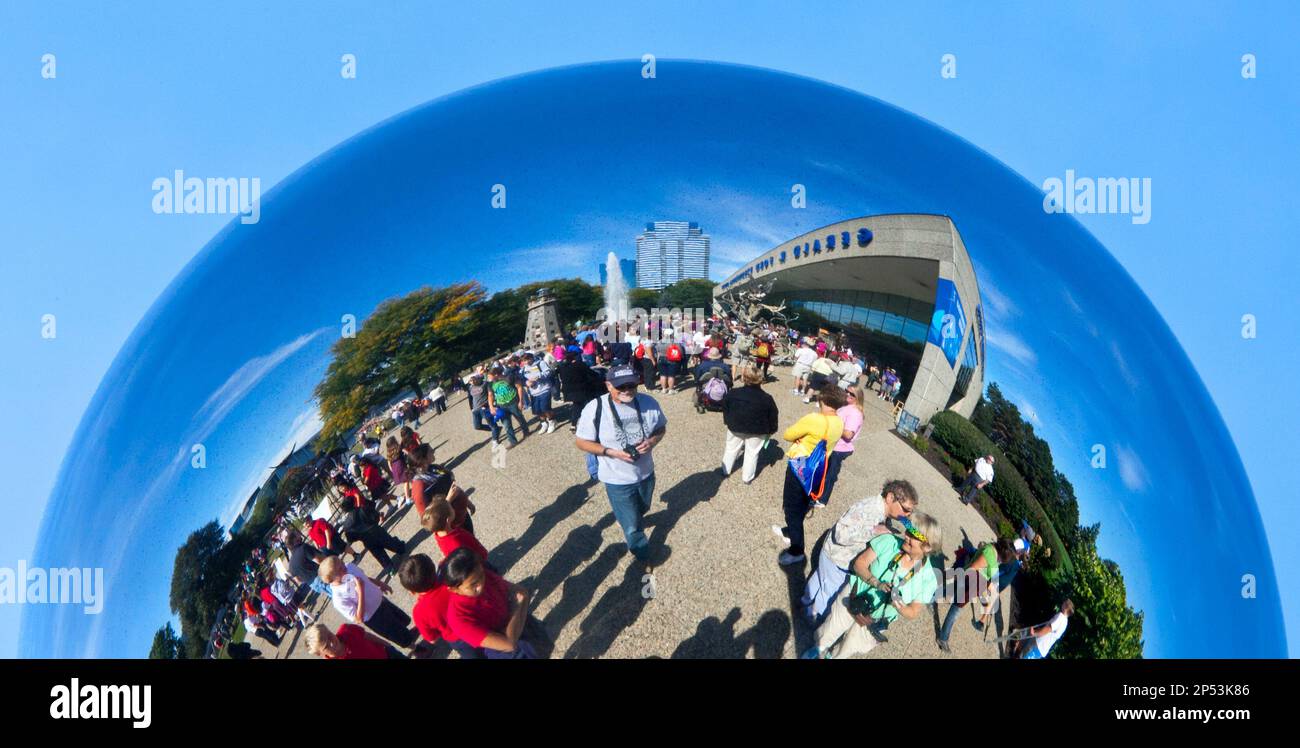 Pedestrians are reflected in Chris O'Rourke's ArtPrize entry, "Family," outside the Gerald R. Ford Presidential Museum in Grand Rapids, Mich. Wednesday, Sept. 25, 2013. The sculpture is made from stainless steel. O'Rourke is from Las Vegas. (AP Photo/The Grand Rapids Press, Cory Morse) ALL LOCAL TV OUT; LOCAL TV INTERNET OUT Stockfoto