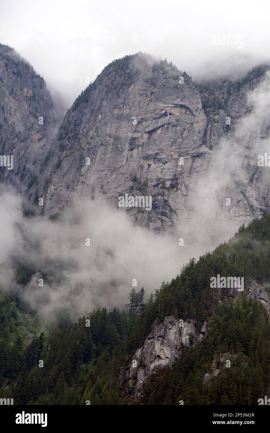 Die nebligen felsigen Klippen und Hänge des Hope Mountain, in den Skagit Ranges der North Cascade Mountain Range, bei Hope, British Columbia, Kanada, Stockfoto