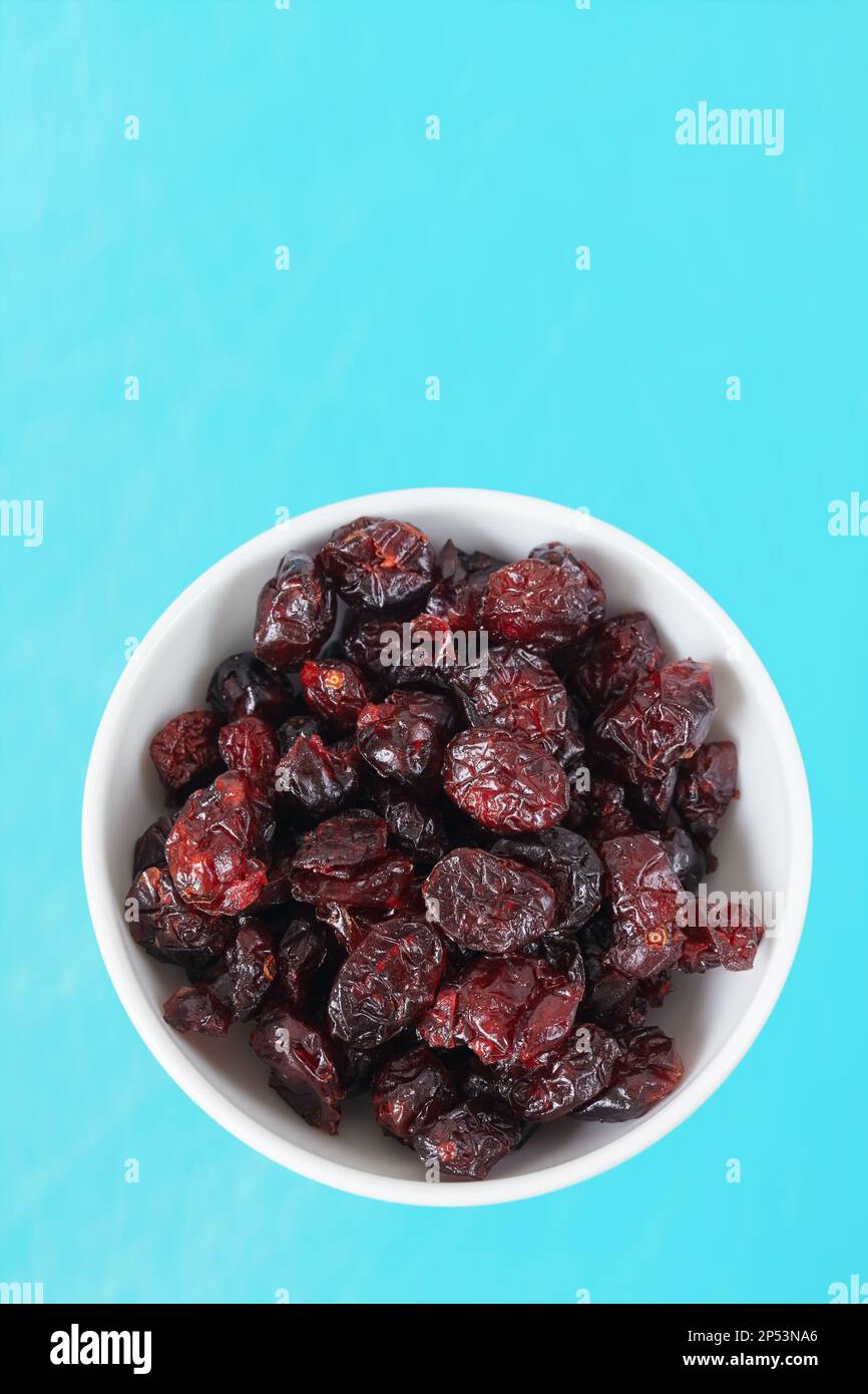 Nahaufnahme von organischen Cranberries in einer Schüssel, selektiver Fokus. Stockfoto