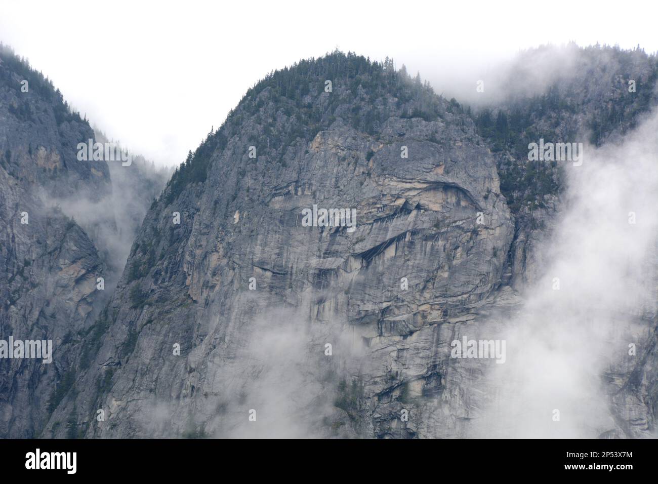 Die nebligen felsigen Klippen und Hänge des Hope Mountain, in den Skagit Ranges der North Cascade Mountain Range, bei Hope, British Columbia, Kanada, Stockfoto