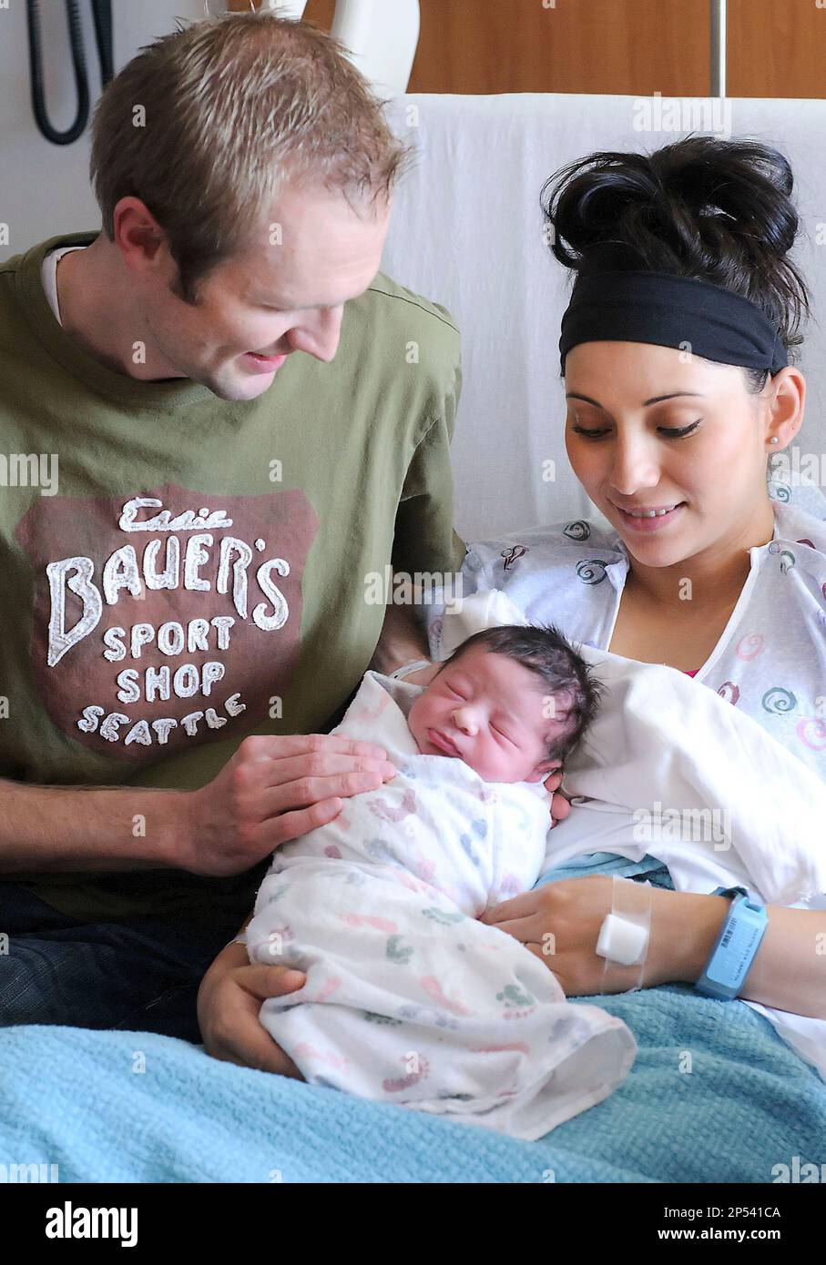 Colby Martin, left, and his wife Janeth Martin hold their son Jaxon at Logan Regional Hospital on Wednesday, Sept. 19, 2013, in Logan, Utah. Martin says his wife, Janeth, woke up with contractions Wednesday, so they headed for the hospital about 10 minutes away. But he says his wife's water broke about four minutes into the drive, and she told him to pull over. Colby Martin says he parked, reclined the seat, and delivered the baby before rescuers arrive to help cut the boy's umbilical cord. He says he turned down an ambulance and drove his wife and son the rest of the way to the hospital. (AP Stockfoto