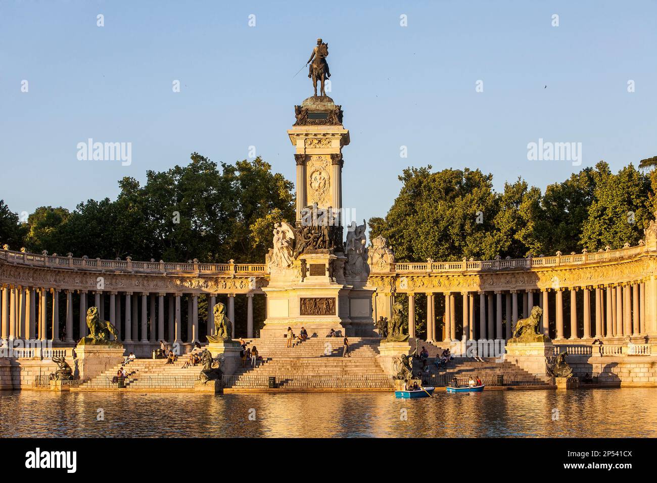 See und Alfonso XII Denkmal im Retiro-Park. Madrid. Spanien. Stockfoto