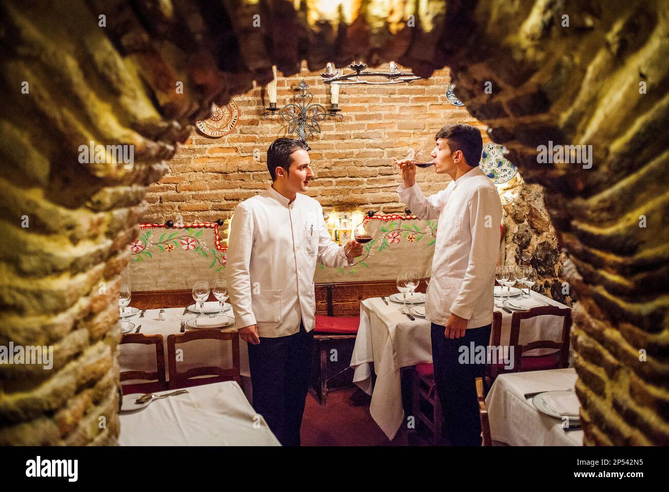 Sobrino de Botin Restaurant, Kellner, den Wein, Calle Cuchilleros 17 Tests. Madrid, Spanien. Stockfoto