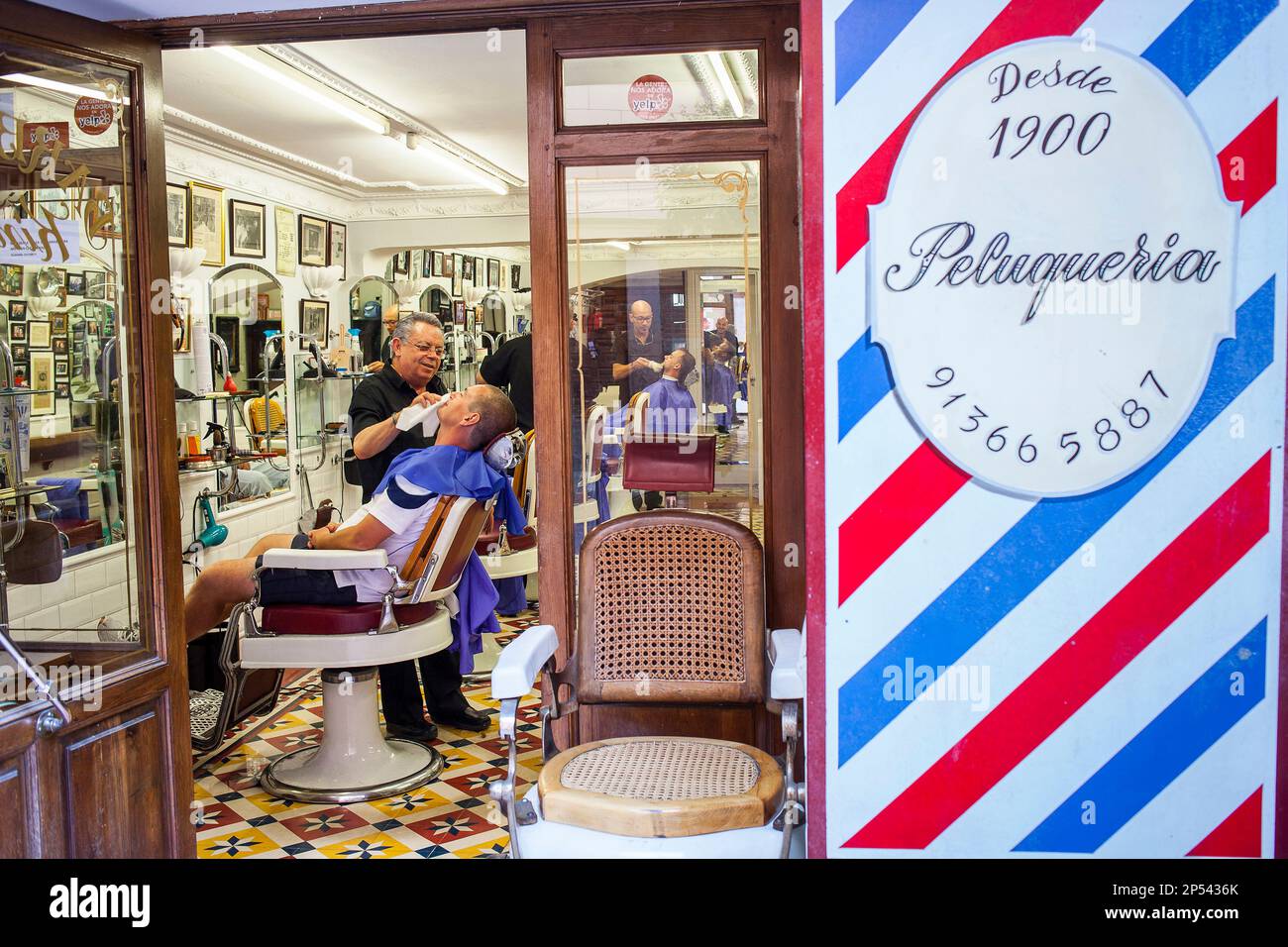 Barbershop, seit 1900. Calle Cuchilleros 15. Madrid. Spanien Stockfoto