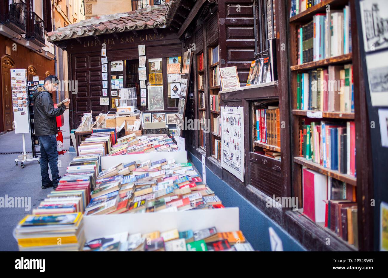 Bücher-Stall in Callejon de San Gines, Madrid der Österreicher, Madrid, Spanien. Stockfoto