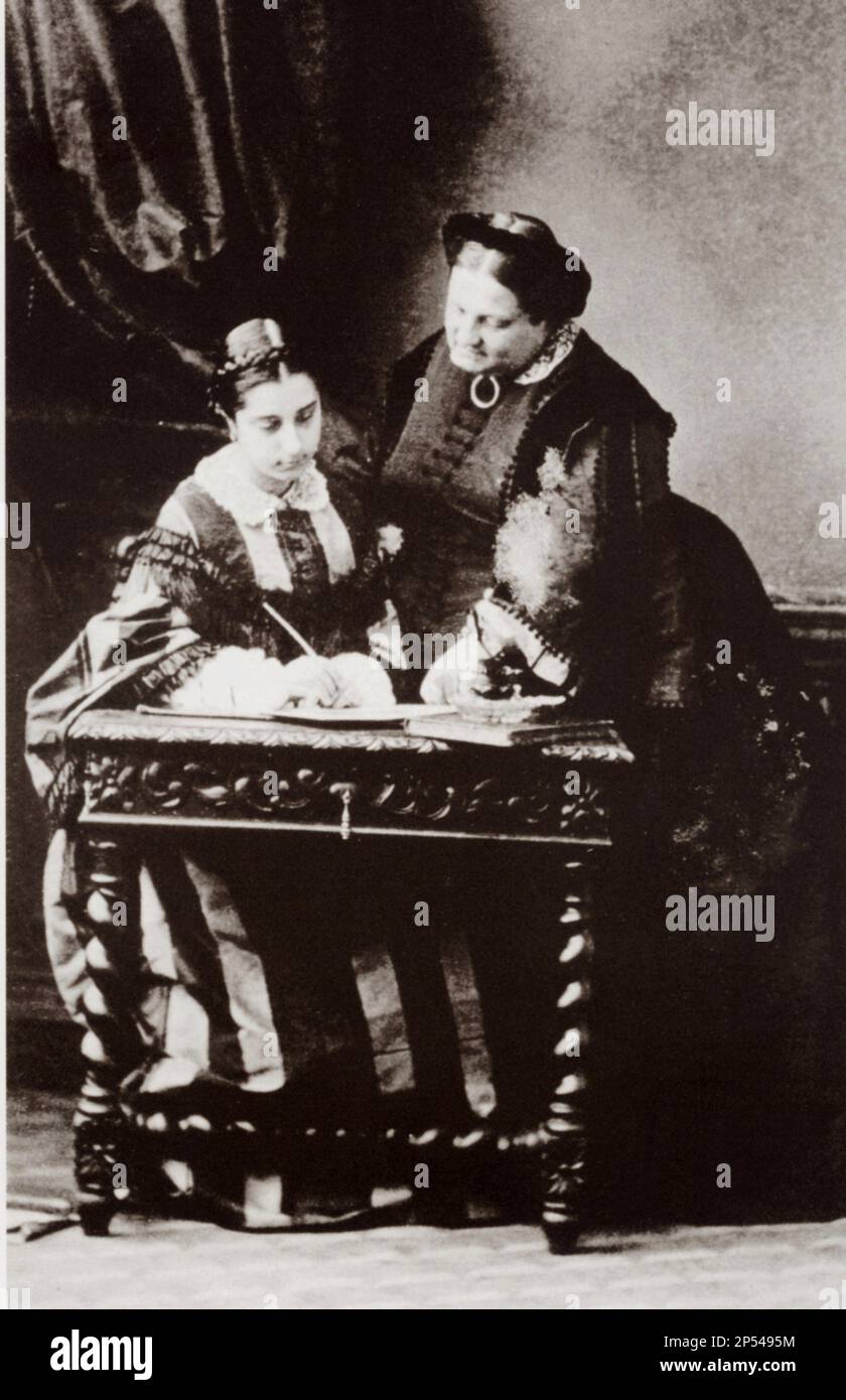 1850 Ca, SPANIEN : die Königin von Spanien MARIA CRISTINA von Bourbon-Two Sicilies ( BORBONE delle Due Sicilie , 1806 - 1878 ), verheiratet in Madrid 1829, mit König von Spanien Fernando VII ( 1784 - 1833 ). Auf diesem Foto mit ihrer Tochter Königin Maria ISABEL II Luisa aus Spanien ( Madrid 1830 - Paris 1904 ) , Königin von 1833 bis 1868 , am 30 . september 1868 abgesetzt und am 25 . juni 1870 abgesegnet . Am 10. oktober 1846 heiratete ihr Cousin, Infante Prince Francisco de Asis ( 1822 - 1902)- REALI - Royal - nobili - nobiltà - Rituratto - Portrait - Desk - scrivania - Familie - Famiglia - madre e Figlia - Mutter - REGI Stockfoto